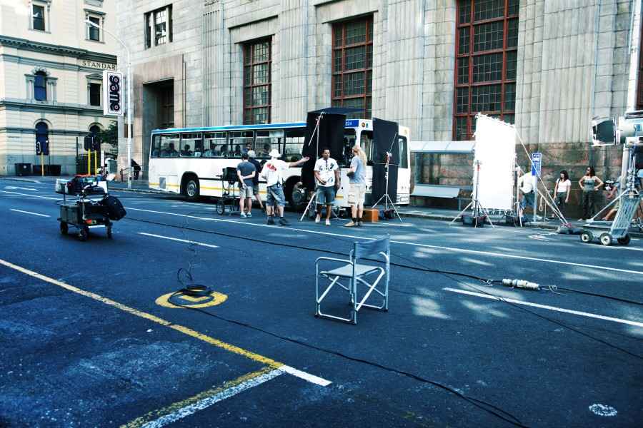 Gothaer Filmversicherung: Ein Film wird auf der Straße produziert.